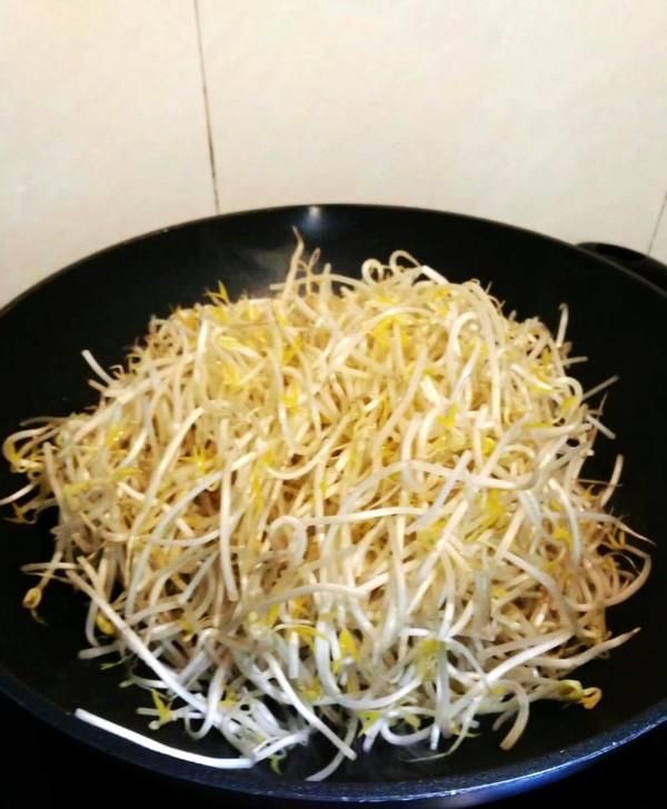 炒河粉，别直接下油锅！方法顺序不对，难怪易断又粘锅，太香了