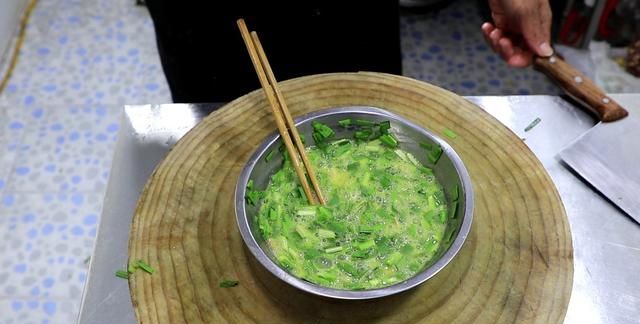 正宗的韭菜炒鸡蛋做法，鸡蛋滑嫩，韭菜翠绿不出水，越吃越香