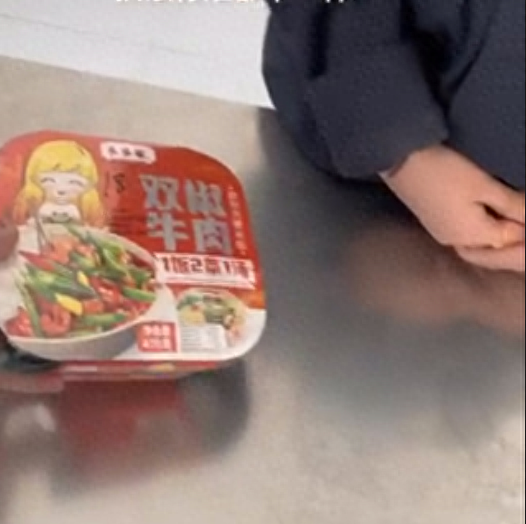 火车站买自热米饭上车被安检拦下