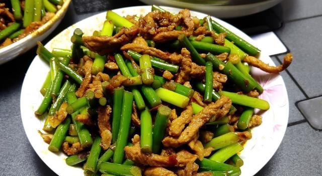 蒜苔怎样炒好吃(蒜苔怎样炒好吃又脆又嫩)图1