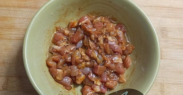 教你土豆鸡丁好吃的做法，成菜酱香浓郁入味，我家孩子特别爱吃