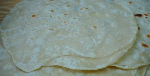 做春饼用冷水面团还是开水面团？都不对，面点师教的方法，真好用