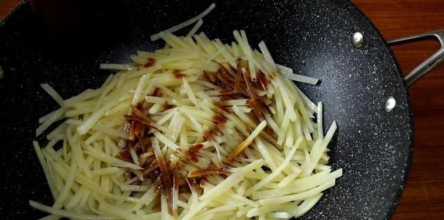 牛肉这样炒又滑又嫩，配上青椒和土豆好吃又下饭，做法特别简单