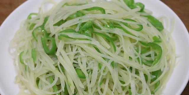 大厨教你青椒土豆丝的正确做法(青椒土豆丝简单教学)