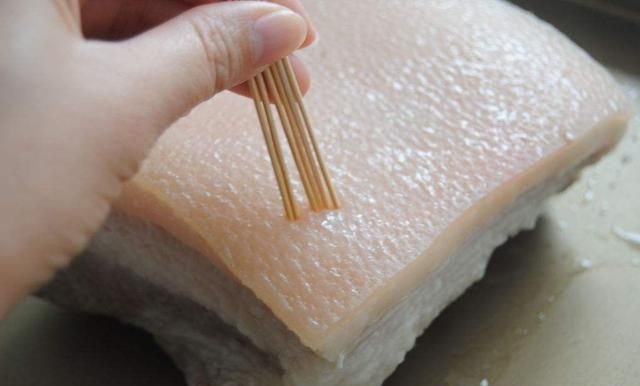 扣肉中的虎皮是怎么炸出来图3