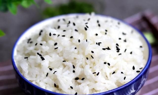 隔夜饭别再炒鸡蛋了！广式大厨：和它一搭一炒，在饭店能卖58一份