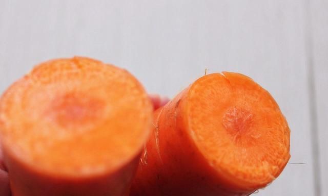硫磺熏过的胡萝卜怎么分辨？菜农：教您一招，别再选错了