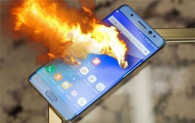 手机“爆炸”前的3个征兆，一旦发现，请及时关机远离