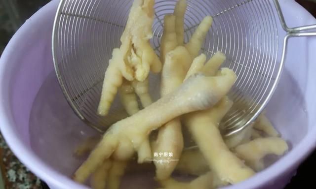 教你自制柠檬百香果鸡爪，软糯劲道，酸辣入味，一次泡10斤真过瘾