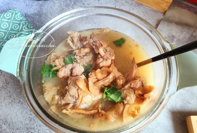鸭肉用什么炖汤比较好吃(鸭肉怎么炖汤才好喝呢)