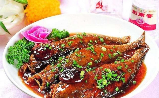 买黄花鱼时，是买深黄还是淡黄？老鱼农教你一招，假黄鱼一看便知