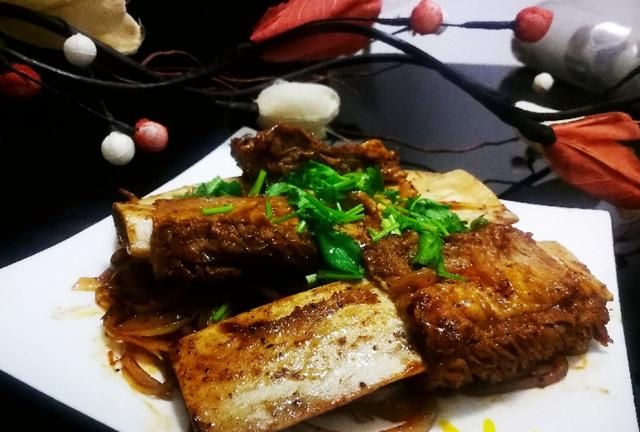 简单几步在家就可以做出美味的黑椒牛肋排